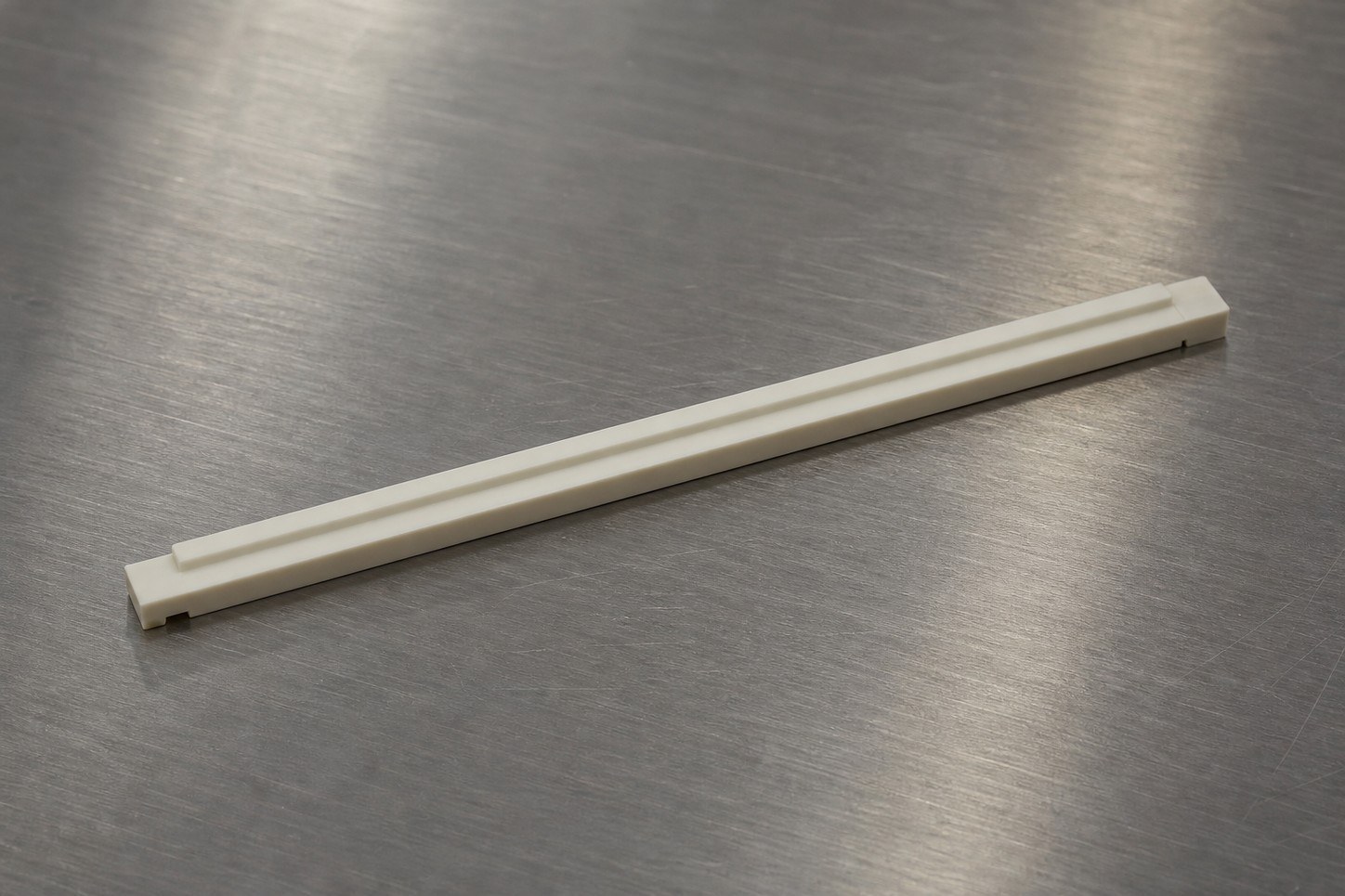 Revision tecnica de mecanizado CNC: CNC Machining Review of a Guide Rod: Slot Relationships, Workholding Datums, and Burr