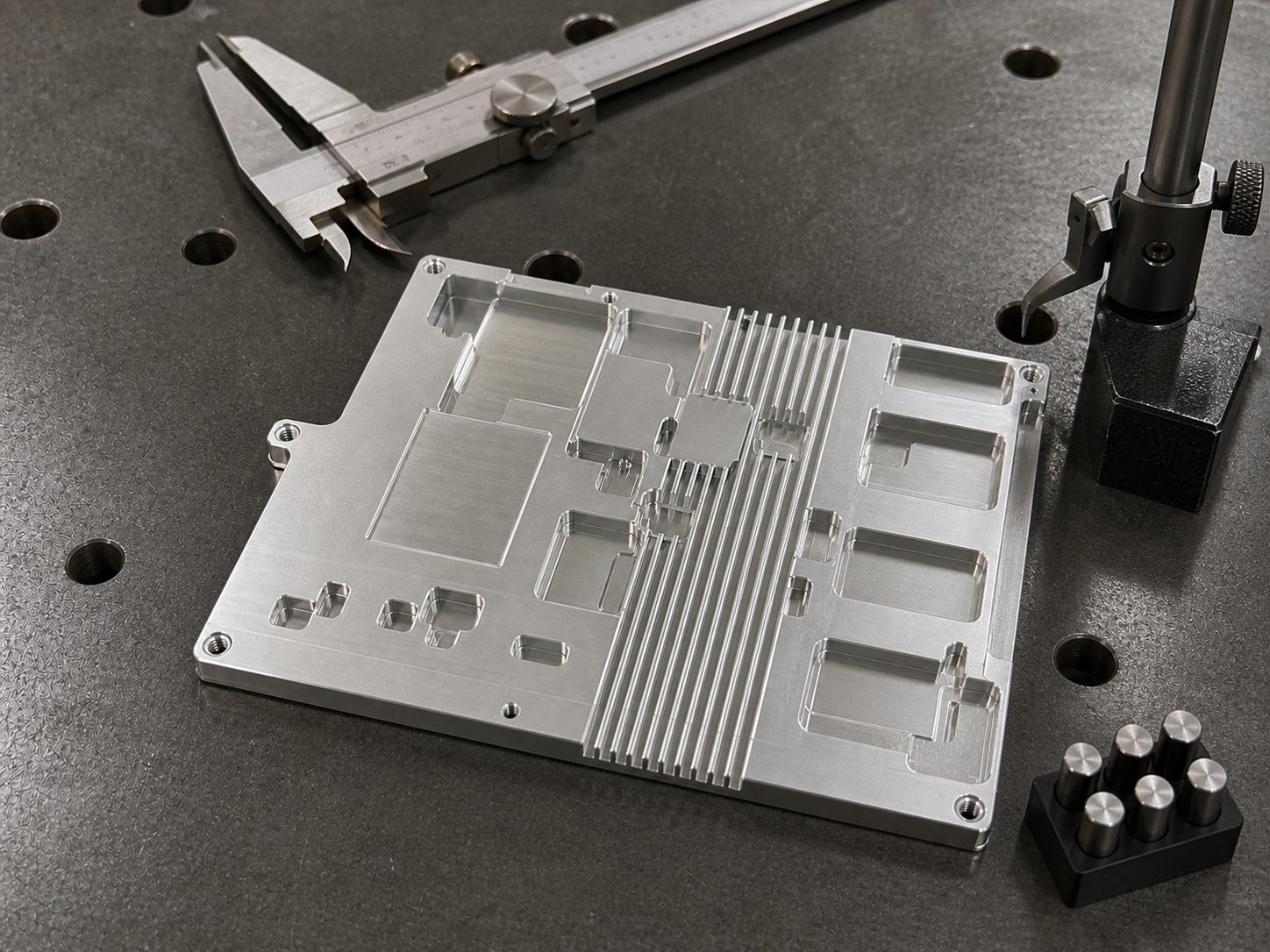 Revision tecnica de mecanizado CNC: Prototype Machining of a Plate Heat Sink: Hole-Slot Relationships, Datums and Burr Control