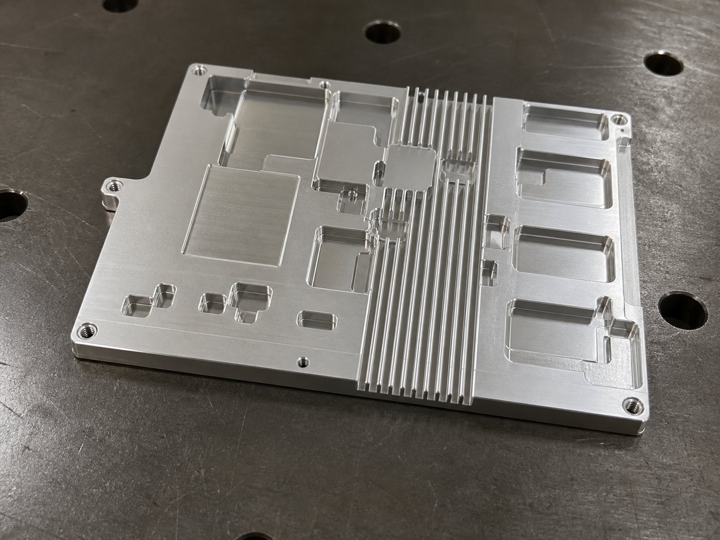 Revision tecnica de mecanizado CNC: Prototype Machining of a Plate Heat Sink: Hole-Slot Relationships, Datums and Burr Control