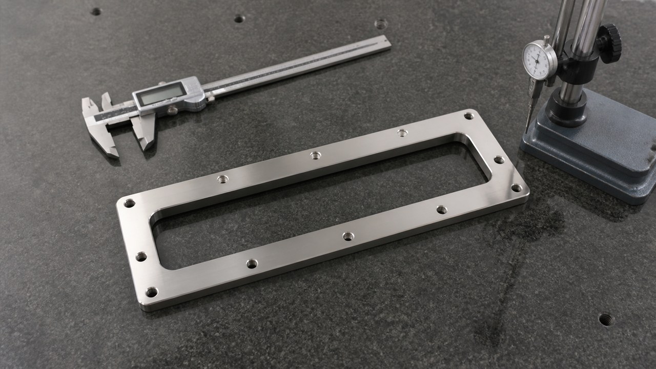 Mecanizado prototipo de una brida rectangular de ventana de observacion