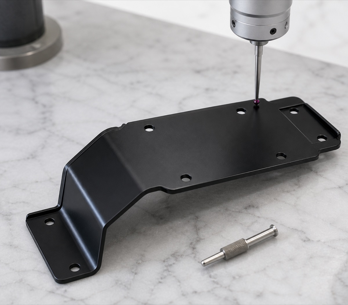 Inspeccion de altura de doblado y posicion de agujeros en soporte PCB anodizado negro