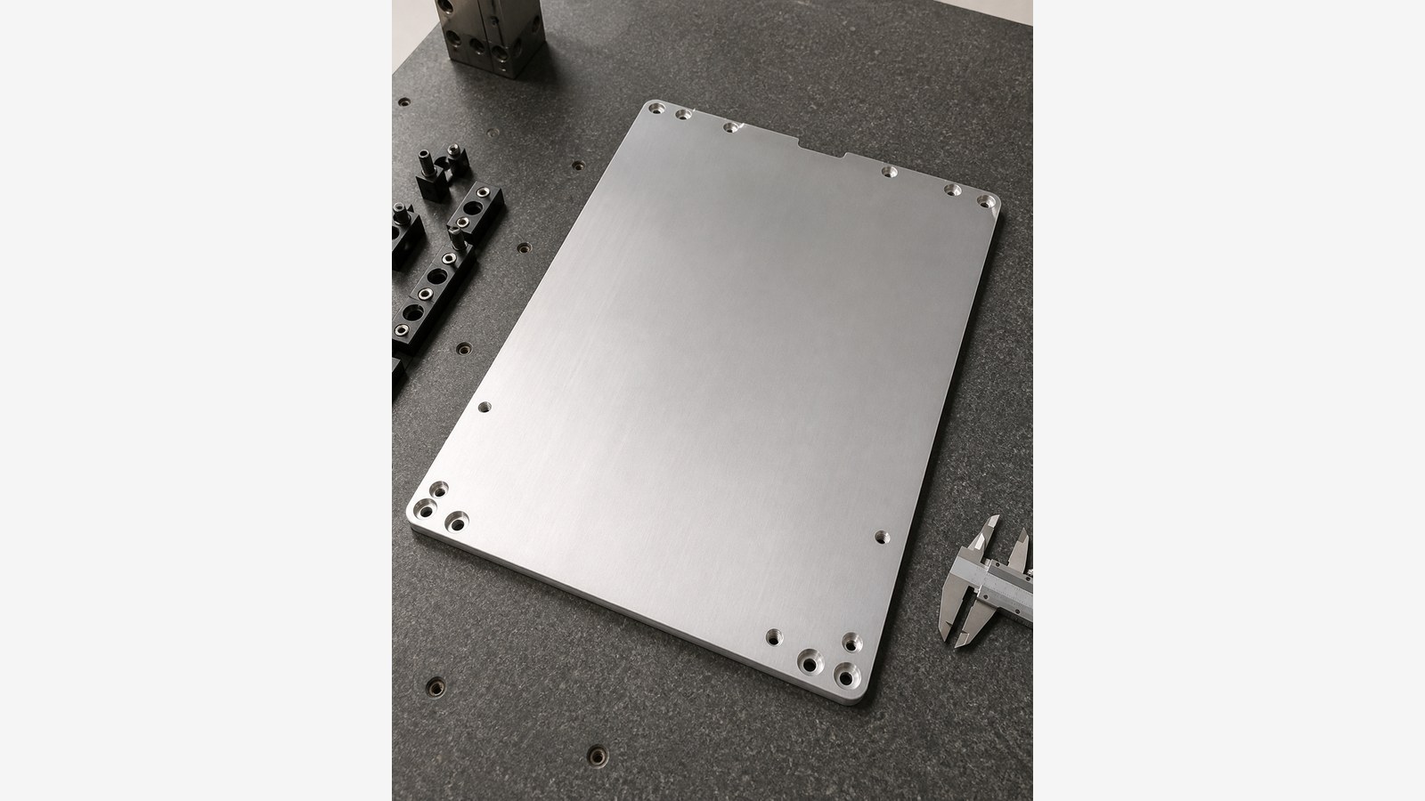 Revision tecnica de mecanizado CNC: CNC Machining Review of a Rectangular Load-Bearing Plate for Custom Automation Assembly