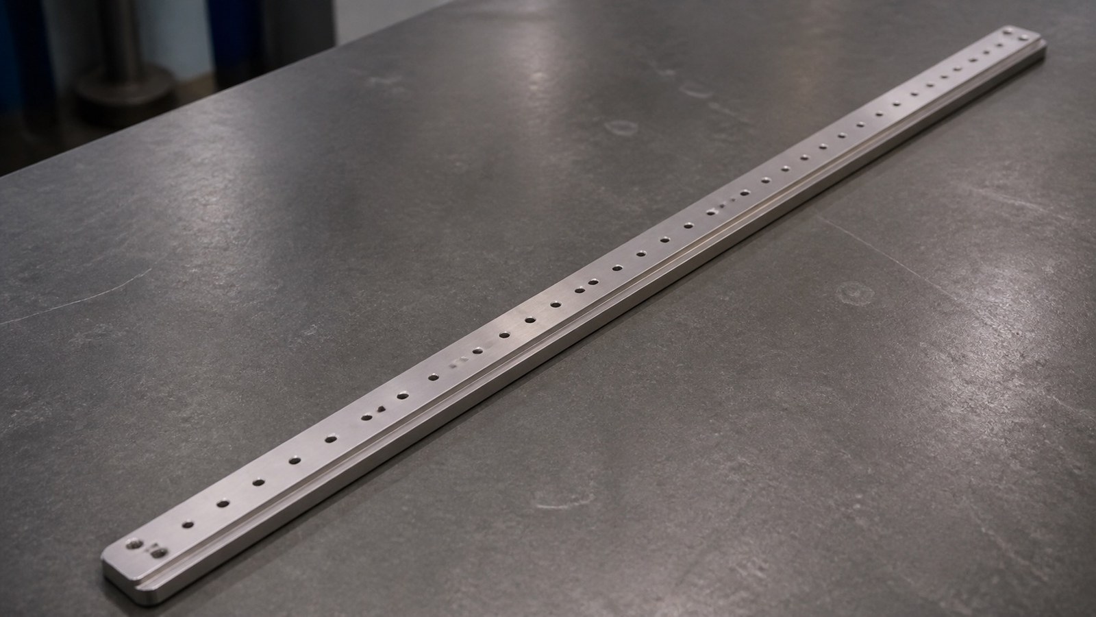 Revision tecnica de mecanizado CNC: CNC Machining Review of a Long Guide-Rail Adapter Plate for Automation Fixtures: Hole-Row