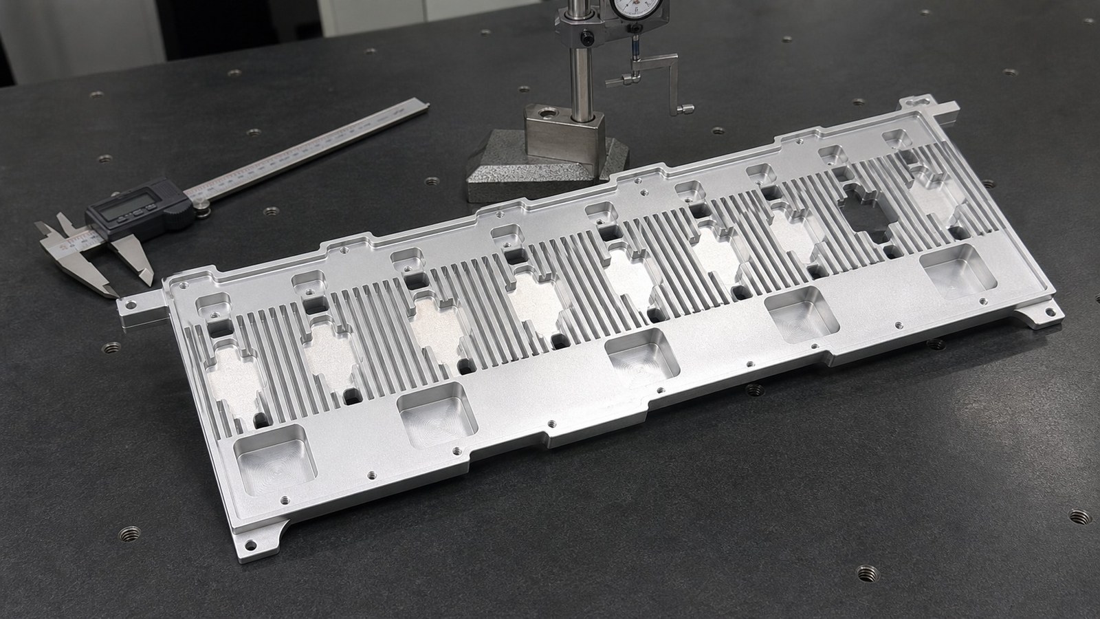 Mecanizado de disipador de placa para utiles de automatizacion: ranuras avellanadas y revision de montaje