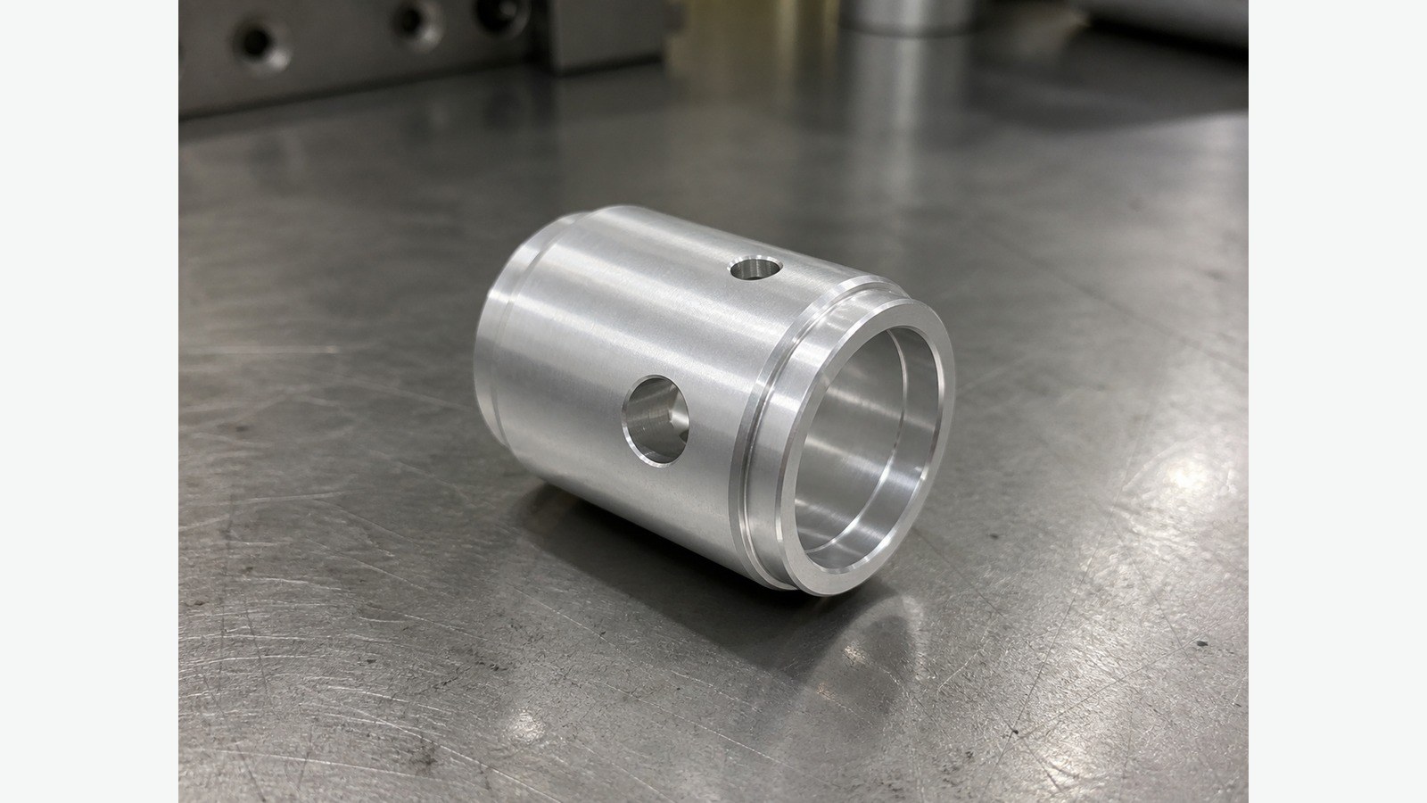 Mecanizado de carcasa cilindrica de aluminio para automatizacion: referencias, taladros y rebabas