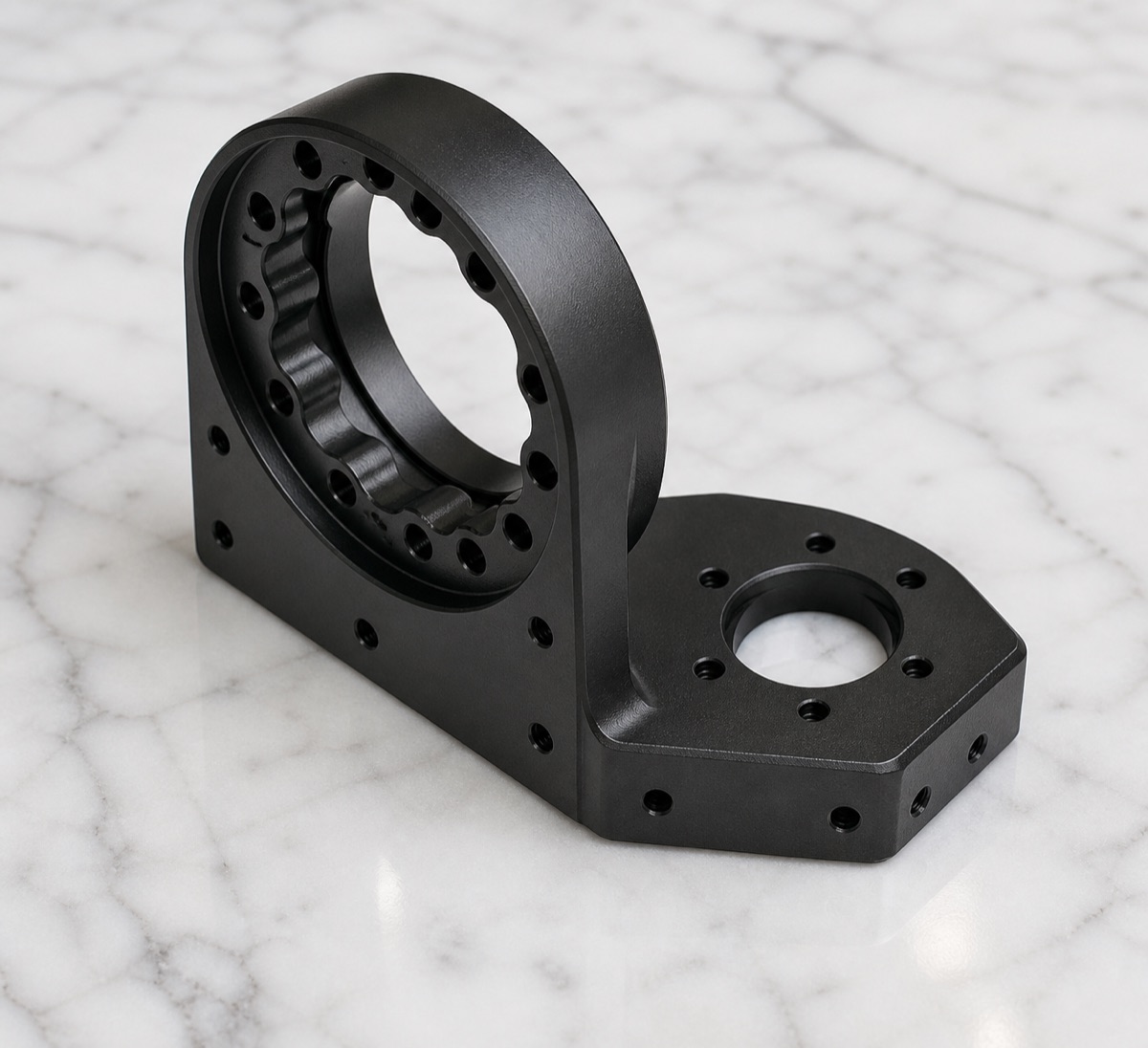 Adaptador de muslo 6061-T6 anodizado negro para robot humanoide con aro vertical y agujeros de base