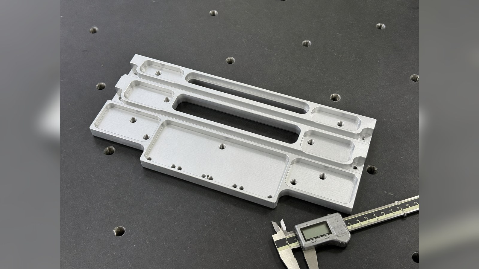 Revision tecnica de mecanizado CNC: Trial Machining of an Aluminum Slide Structure for Communication Power Modules: Hole-Slot