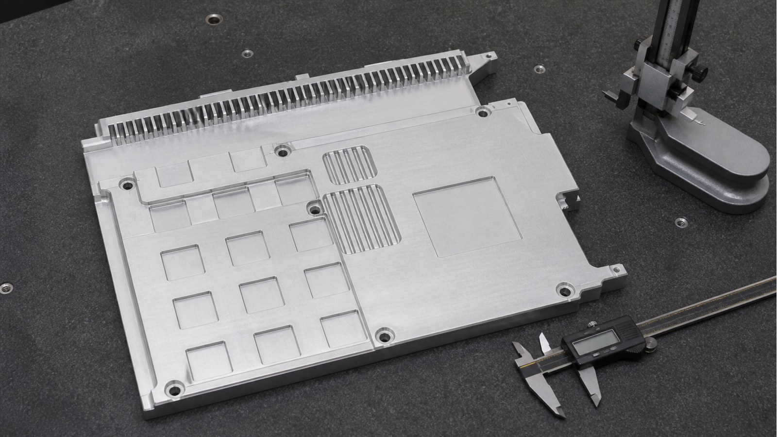 Revision tecnica de mecanizado CNC: Hole-Slot Coordination and Burr Control for a Rectangular Panel Used in Custom Automation