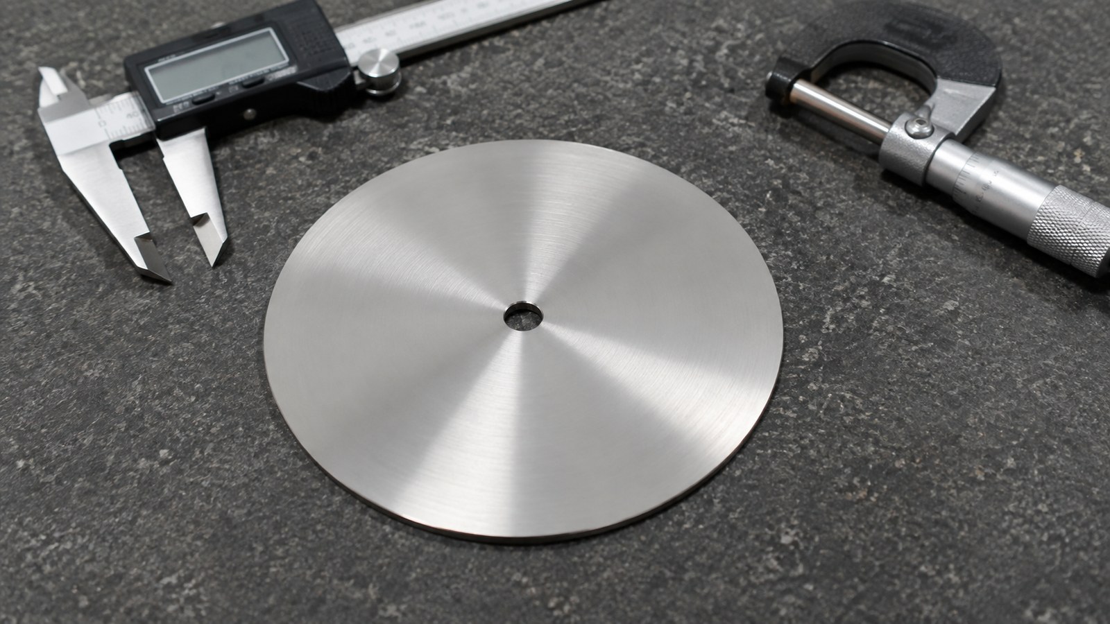 Revision tecnica de mecanizado CNC: Prototype Machining of a Round Thin Cover Plate for Custom Automation Assembly Equipment: