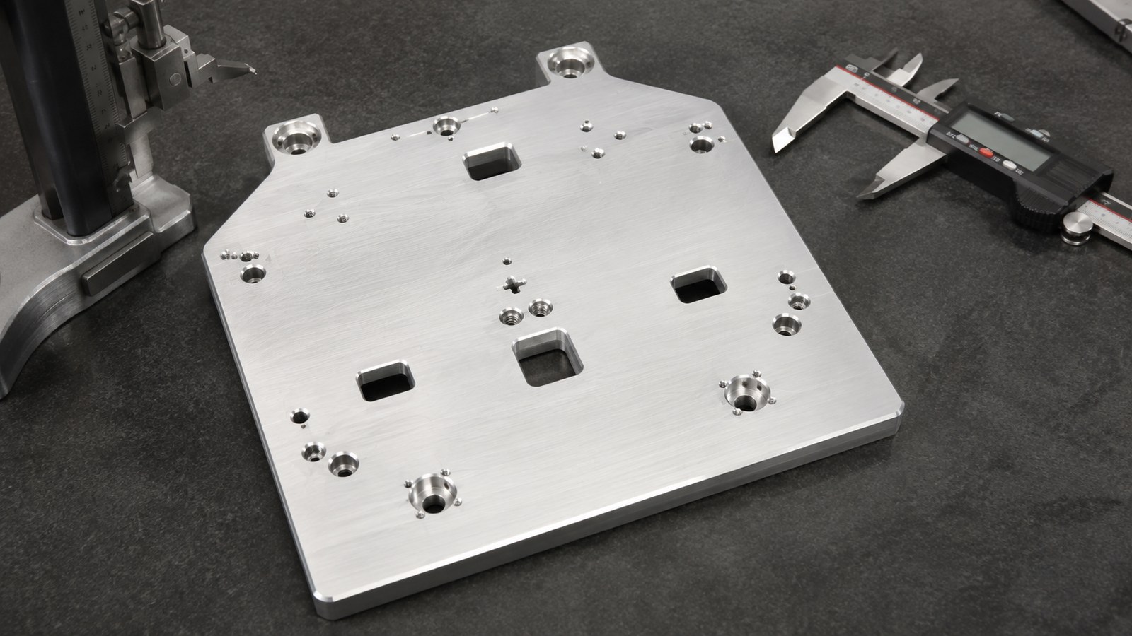 Revision tecnica de mecanizado CNC: Machining Risks in an Aluminum Thin Mounting Plate for Automation Fixtures: Counterbores,