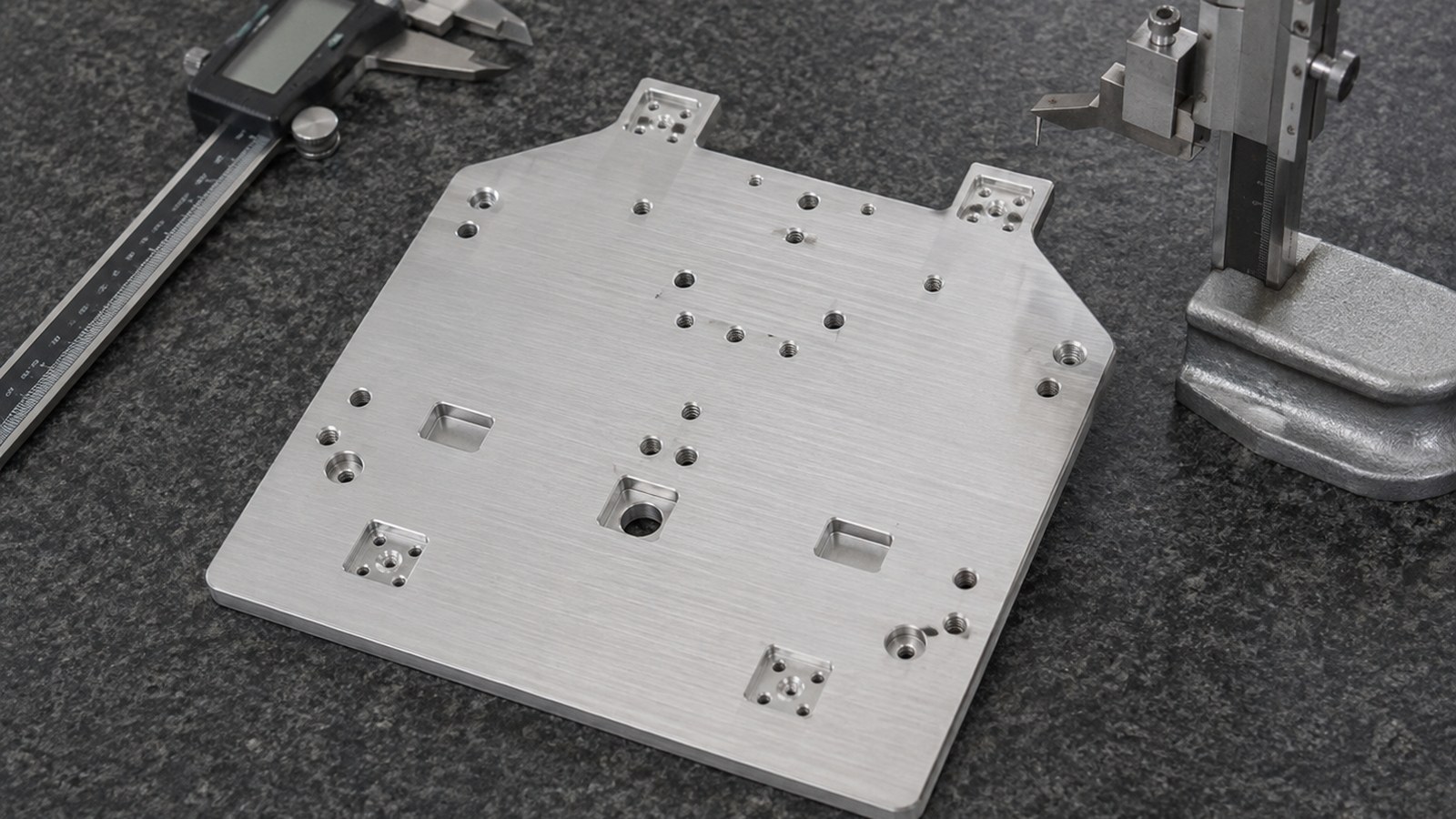 Revision tecnica de mecanizado CNC: Small-Batch Machining of a Thin Enclosure Panel for Custom Automation Equipment: How to