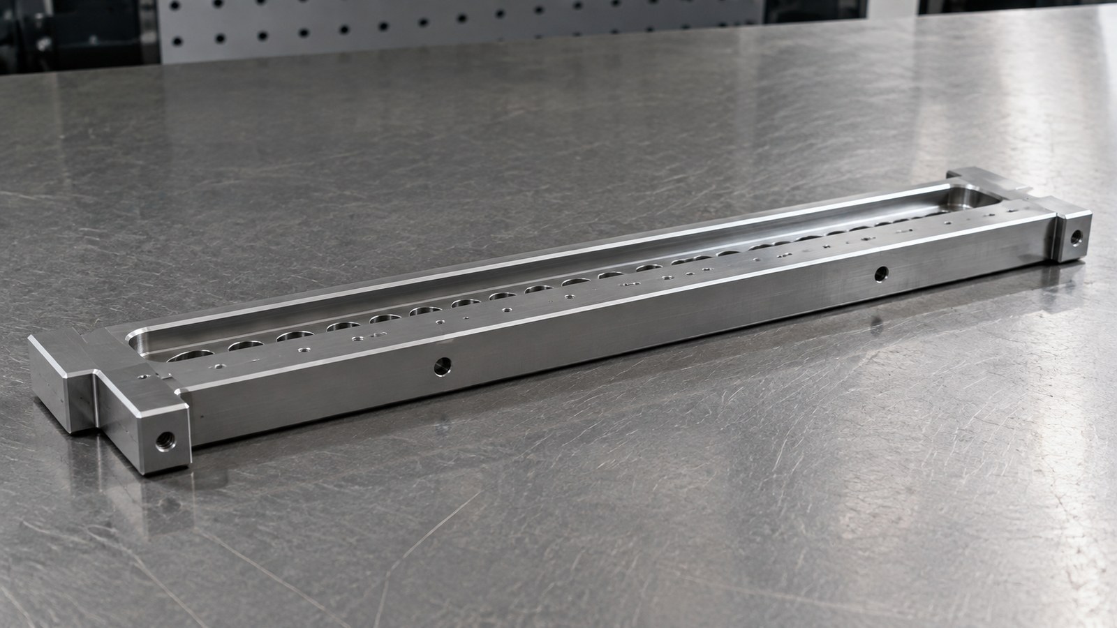 Revision tecnica de mecanizado CNC: Automation Assembly Equipment Bracket Case: Hole-and-Slot Datums and Edge Control