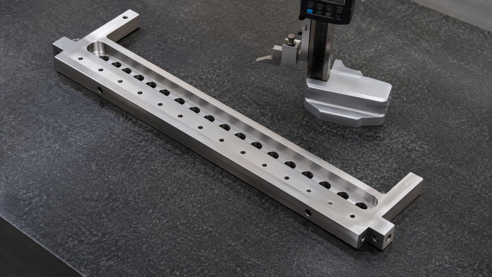 Revision tecnica de mecanizado CNC: Automation Assembly Equipment Bracket Case: Hole-and-Slot Datums and Edge Control