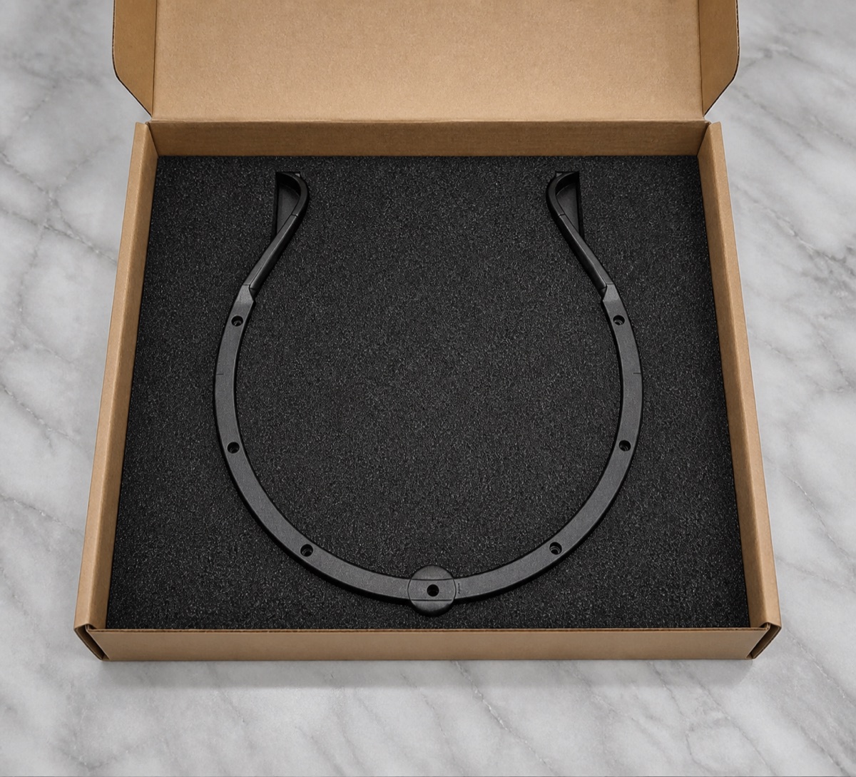 Embalaje de espuma para una cubierta decorativa curva de ABS negro