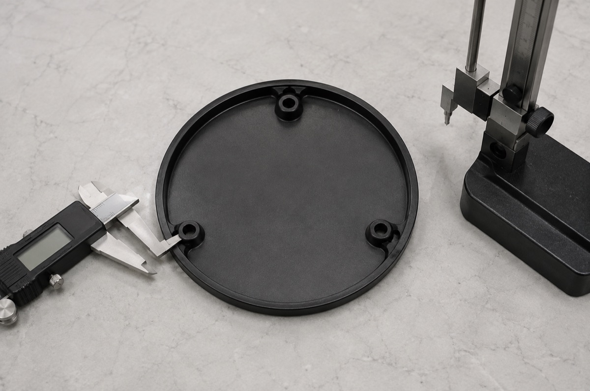 Inspección de la altura de las torretas y de la geometría del borde en una cubierta ABS para robot